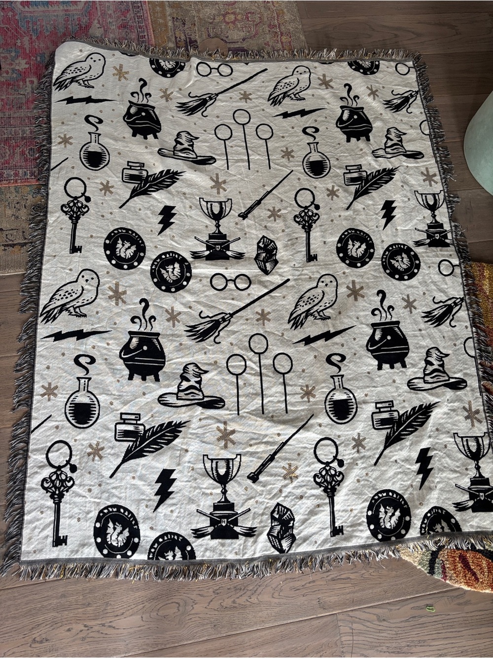 Hallmark Black and Cream Wizardry world icons Throw Blanket (new without tags)